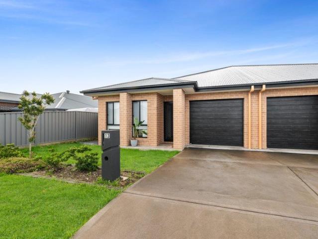 MODERN LOW MAINTENANCE DUPLEX IN A CONVENIENT LOCATION