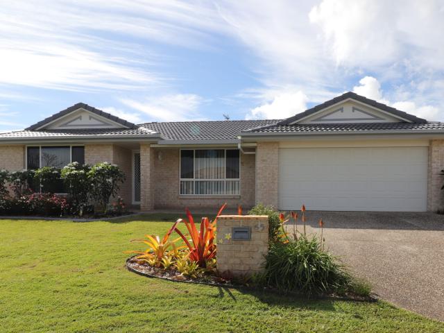 MODERN LOW MAINTENANCE DUPLEX LIVING IN A PRIME BANORA POINT LOCATION