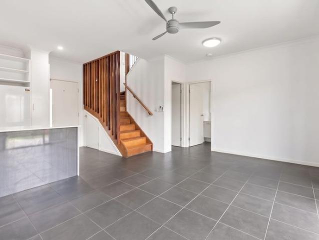Modern Low Maintenance End Townhouse In A Small Boutique Complex In Boondall.