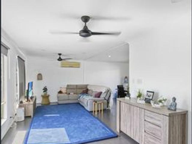 MODERN, LOW MAINTENANCE, FULLY AIR CONDITIONED HOME