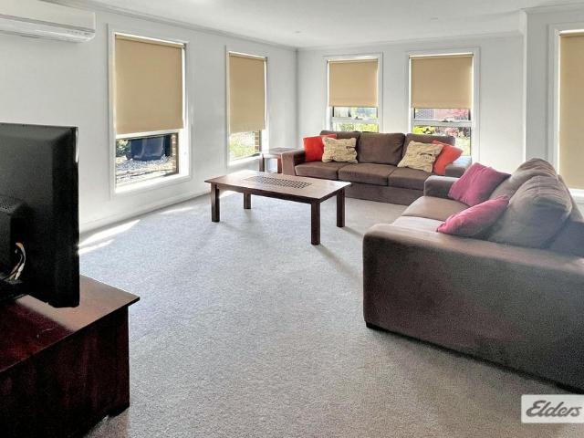 Modern Low Maintenance, Fully Furnished Unit