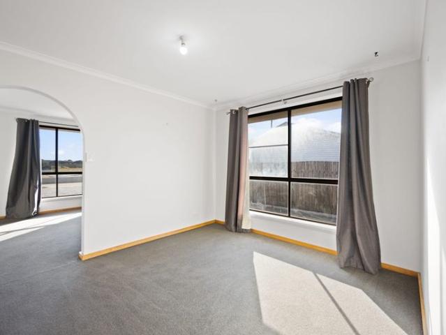Modern, low maintenance home on large easy care block