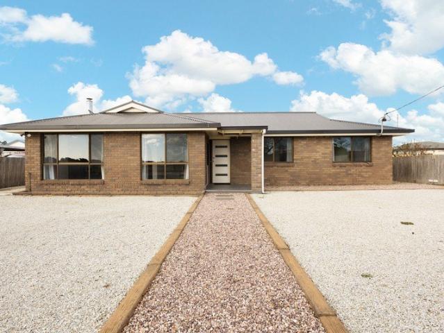 Modern, low maintenance home on large easy care block