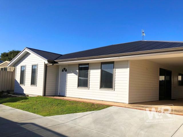 MODERN LOW MAINTENANCE HOME TUCKED AWAY IN A PRIVATE AREA OF YAKAMIA