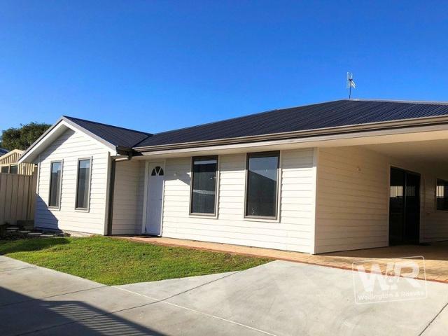 MODERN LOW MAINTENANCE HOME TUCKED AWAY IN A PRIVATE AREA OF YAKAMIA