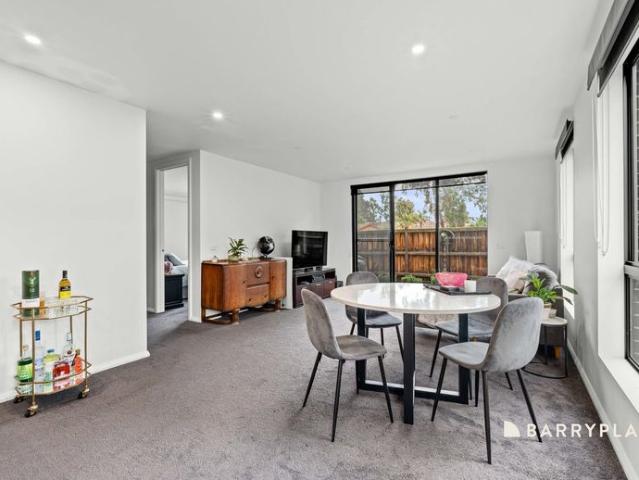 Modern, Low Maintenance & Ideally Located!