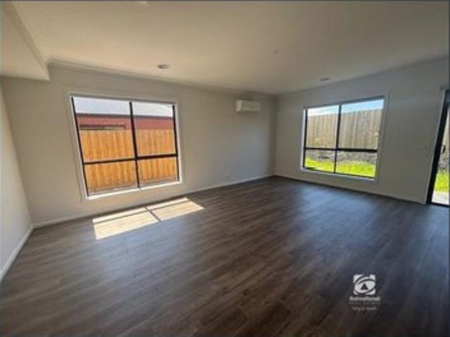 MODERN LOW MAINTENANCE LIVING