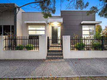 Adelaide, South Australia - Equipped kitchen