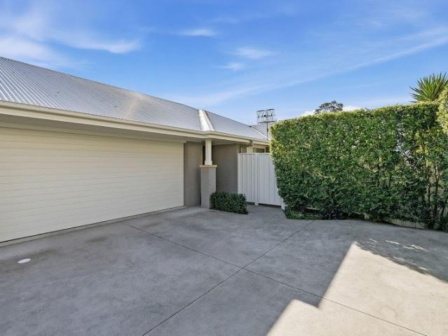 Modern, Low Maintenance Living in Tuggerawong!