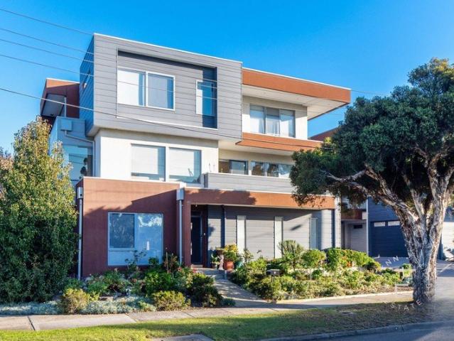 MODERN, LOW MAINTENANCE LIVING IN A CONVENIENT CARRUM DOWNS LOCATION