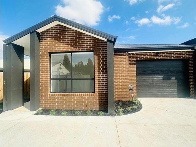 Modern & Low Maintenance Living in a Convenient Location