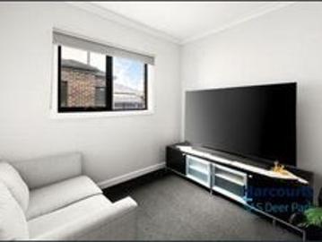 Modern & Low Maintenance Living in a Convenient Location