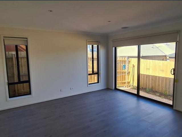 MODERN, LOW MAINTENANCE LIVING IN A CONVENIENT SOUTH MORANG LOCATION