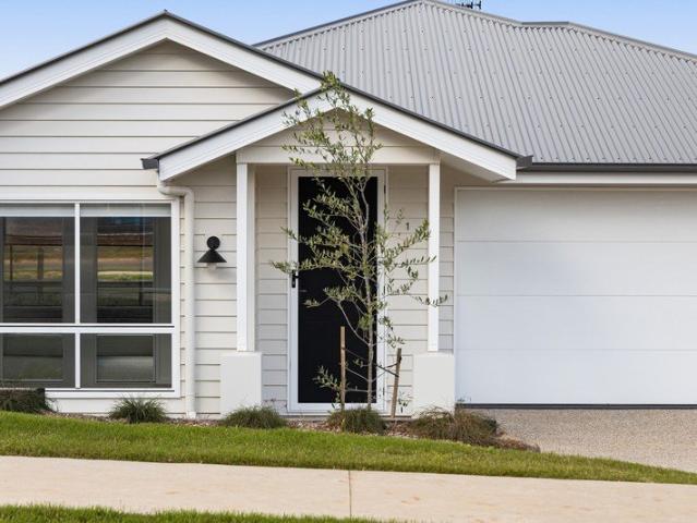 Modern Low Maintenance Living in a Prime Kearneys Spring Location