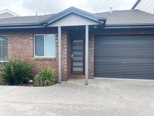 Modern & low maintenance living in a prime Reservoir location