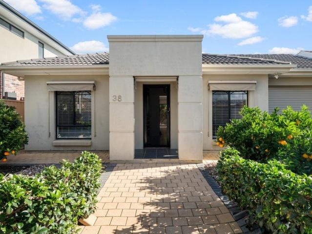 Modern, Low Maintenance Living in a Vibrant City Edge Pocket!