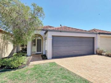 Modern, Low‑Maintenance Living in an Exceptionally Convenient St James Location