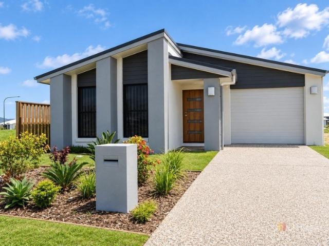Modern, Low Maintenance Living in Blacks Beach Cove