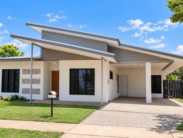 MODERN, LOW MAINTENANCE LIVING IN MUIRHEAD