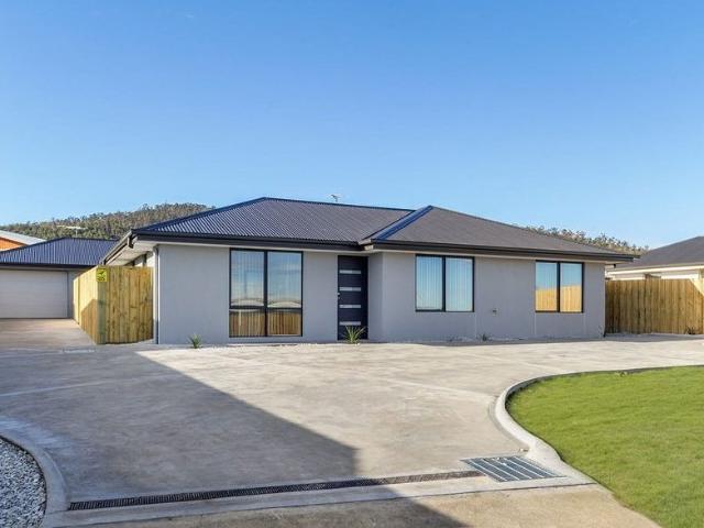 Modern, Low Maintenance Living in Oakdowns