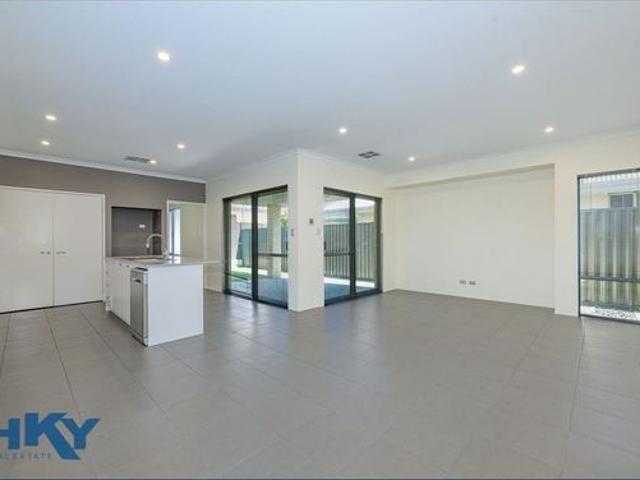 Modern & Low Maintenance Living in Prime Aveley Location