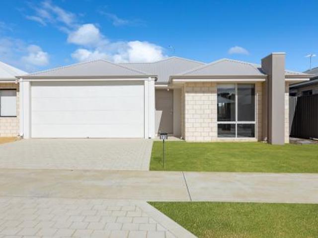 Modern, Low Maintenance Living in Prime Lakelands Location