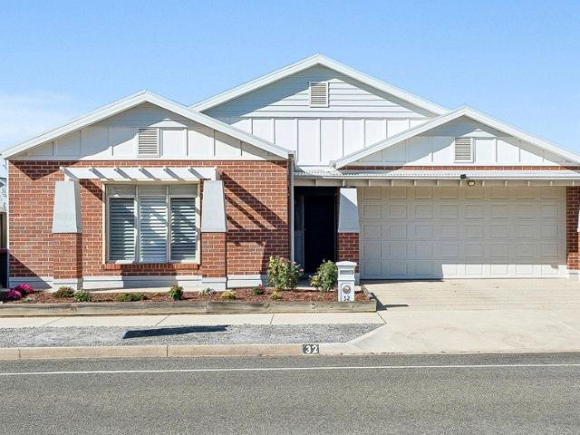 Modern low maintenance living in prime location!
