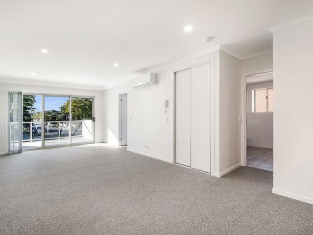 Modern, Low Maintenance Living in Prime Newmarket Location