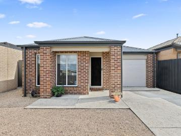 Modern & Low Maintenance Living in Sought After St Albans Park
