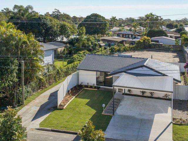 MODERN, LOW MAINTENANCE LIVING SIMPLY MOVE IN AND ENJOY