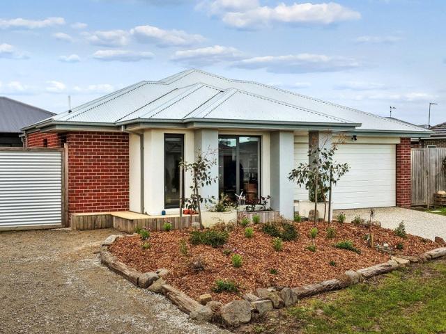 Modern, Low Maintenance & Ready to Move In!