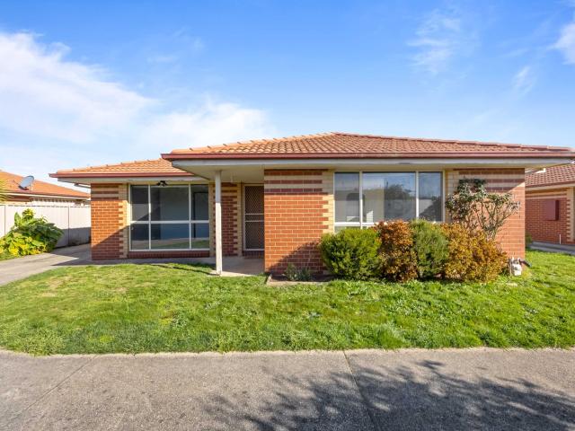 Modern & Low Maintenance Two Bedroom Unit in Convenient Wendouree Location