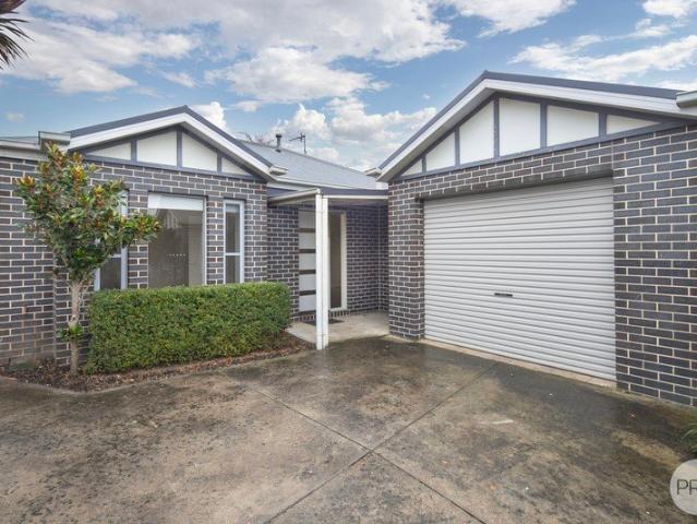 Modern Low Maintenance Town House in Exclusive Lakeside Locale