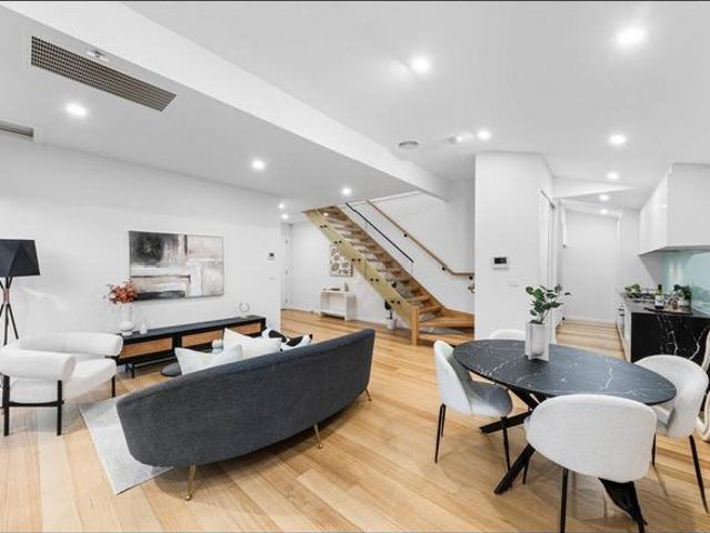 Modern, Low Maintenance Townhouse in the Heart of Seabrook