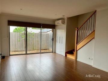Modern Low Maintenance Townhouse in a Convenient Reservoir Location