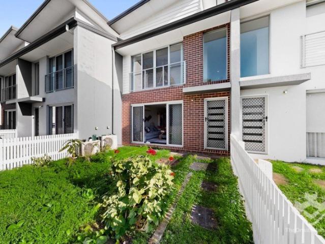 Modern Low Maintenance Townhouse in a Prime Griffin Location