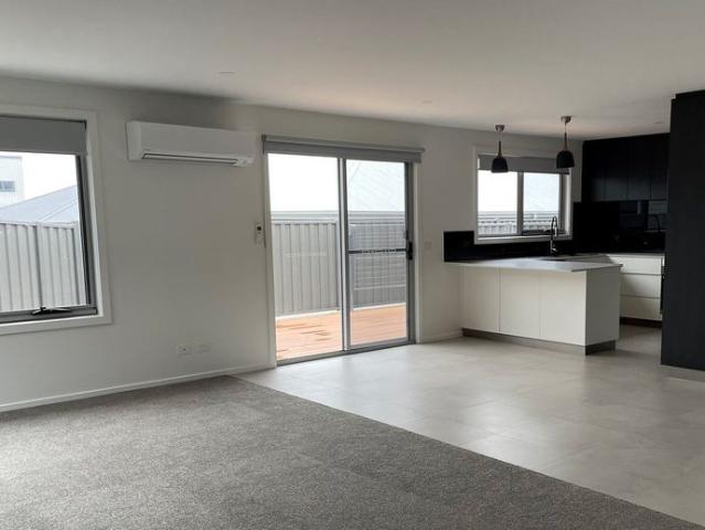 Modern & Low Maintenance Townhouse in Prime Devonport Location