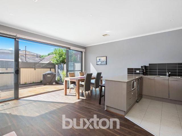 Modern & Low Maintenance Townhouse in Prime Hampton East Location