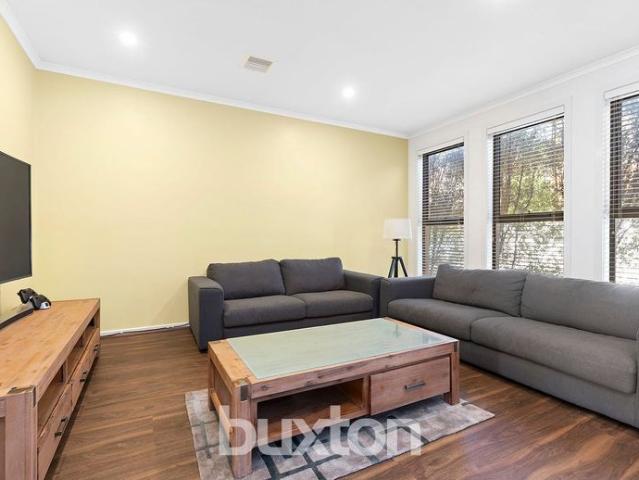 Modern & Low Maintenance Townhouse in Prime Hampton East Location