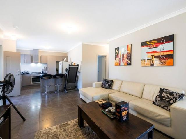 MODERN & LOW MAINTENANCE VILLA IN A BOUTIQUE COMPLEX!