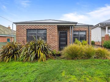 Modern, Low Maintenance 2 Bedroom Unit with Spacious Living