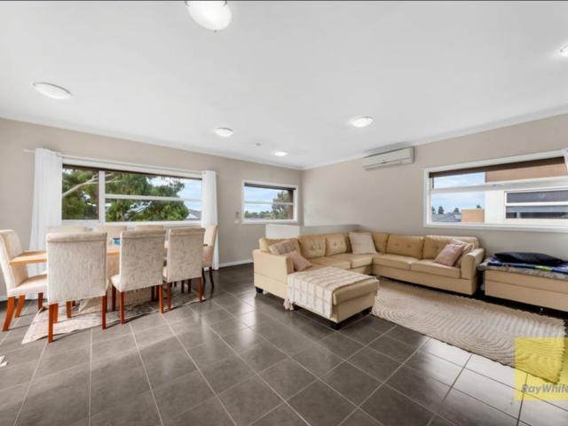 Modern & Low Maintenance 2 Bedroom Home in a Prime Point Cook Location