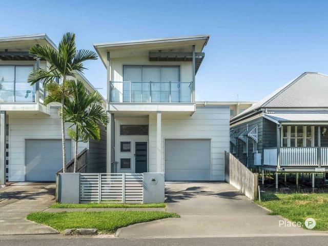 Spacious small lot home with high ceilings! Walk to Citycat, Park and Cafes