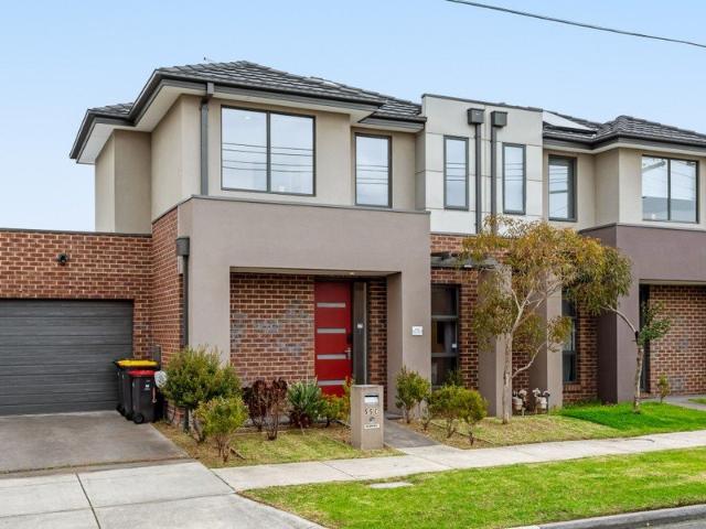 Modern, Low Maintenance 3 Bedroom Townhouse in convenient Oakleigh East