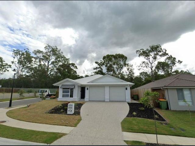 MODERN & LOW MAINTENANCE 3 BEDROOM HOME IN PARK RIDGE