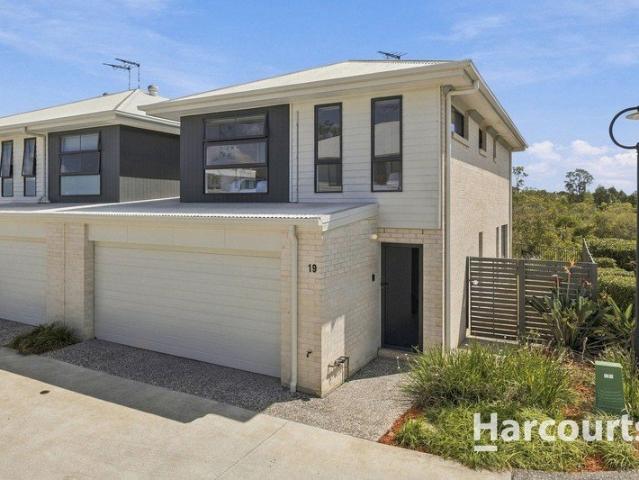 Bright & Private Almost Freestanding with Extra Courtyard Space