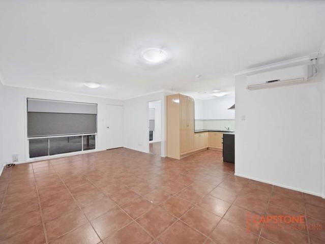 Modern lowset townhouse in convenient location