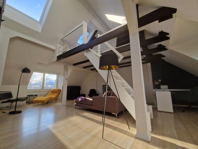 Modern, loft alike and centrally located 1,5 rooms top floor flat in Altona