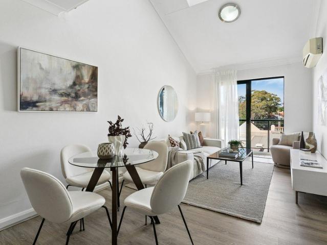 Modern Loft Living, Steps from Cafés and Culture