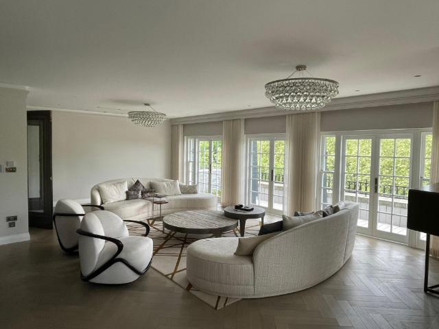 Modern London Apartment with Balcony